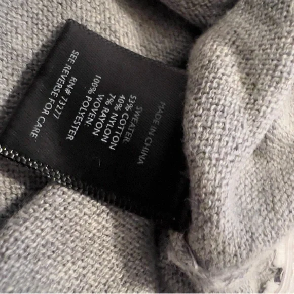 Simply Vera Vera Wang Gray and White Layered Blouse. Size M - Picture 7 of 7